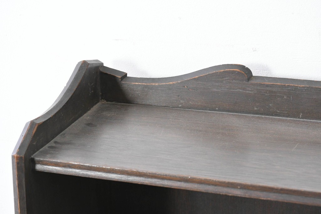 和製アンティーク　クラシカルな飾り板がアクセントの引き出し付き縦型シェルフ　(R-086700)