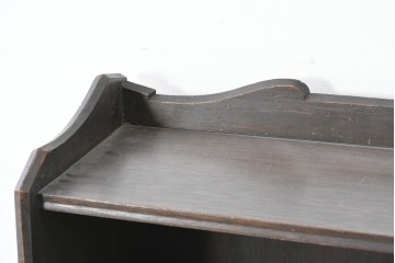 和製アンティーク　クラシカルな飾り板がアクセントの引き出し付き縦型シェルフ　(R-086700)