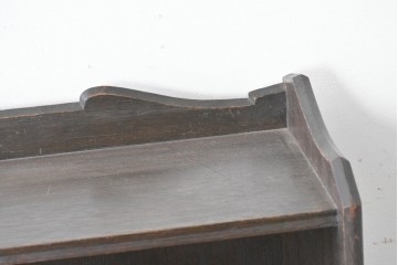 和製アンティーク　クラシカルな飾り板がアクセントの引き出し付き縦型シェルフ　(R-086700)