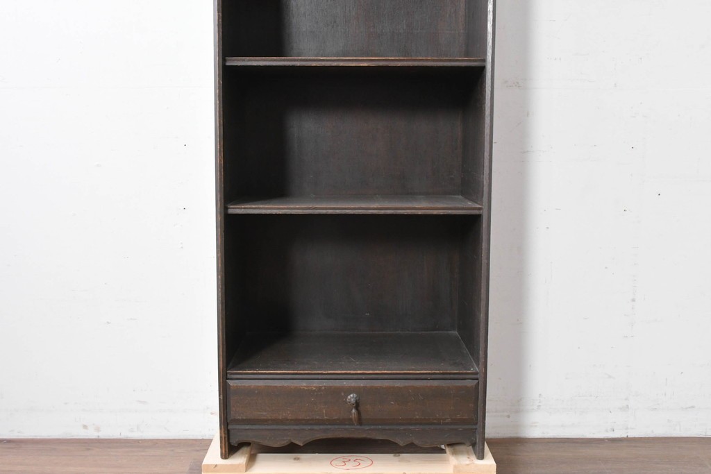 和製アンティーク　クラシカルな飾り板がアクセントの引き出し付き縦型シェルフ　(R-086700)