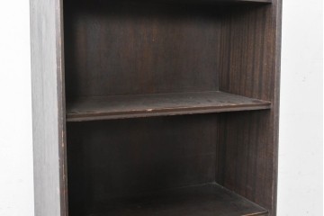 和製アンティーク　クラシカルな飾り板がアクセントの引き出し付き縦型シェルフ　(R-086700)