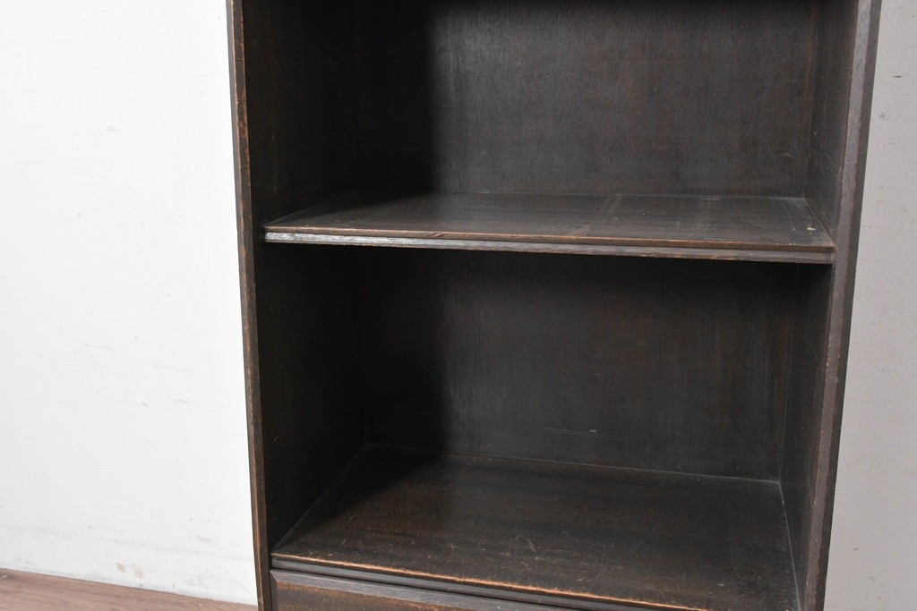 和製アンティーク　クラシカルな飾り板がアクセントの引き出し付き縦型シェルフ　(R-086700)