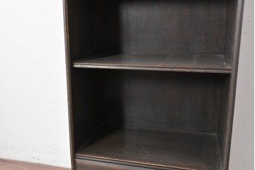 和製アンティーク　クラシカルな飾り板がアクセントの引き出し付き縦型シェルフ　(R-086700)