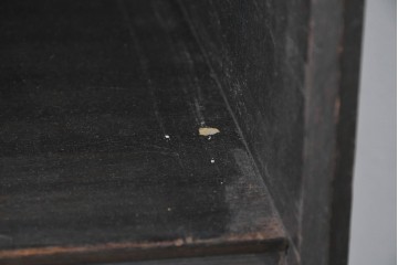 和製アンティーク　クラシカルな飾り板がアクセントの引き出し付き縦型シェルフ　(R-086700)