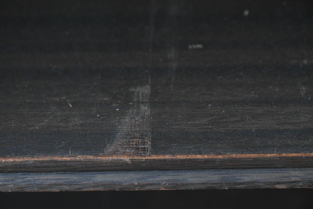 和製アンティーク　クラシカルな飾り板がアクセントの引き出し付き縦型シェルフ　(R-086700)