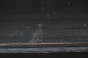 和製アンティーク　クラシカルな飾り板がアクセントの引き出し付き縦型シェルフ　(R-086700)