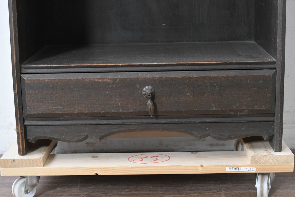 和製アンティーク　クラシカルな飾り板がアクセントの引き出し付き縦型シェルフ　(R-086700)