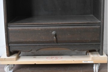 和製アンティーク　クラシカルな飾り板がアクセントの引き出し付き縦型シェルフ　(R-086700)