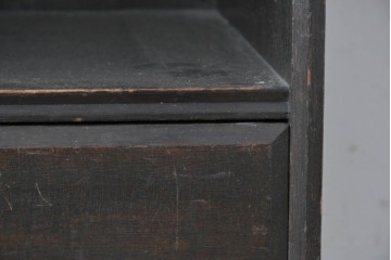 和製アンティーク　クラシカルな飾り板がアクセントの引き出し付き縦型シェルフ　(R-086700)