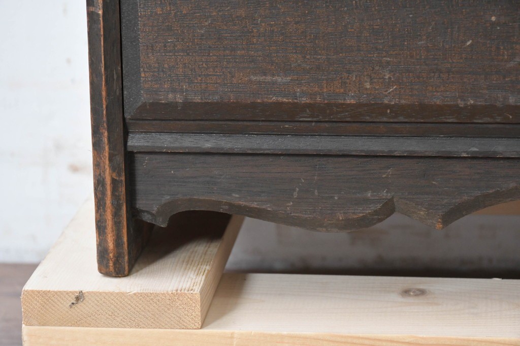 和製アンティーク　クラシカルな飾り板がアクセントの引き出し付き縦型シェルフ　(R-086700)