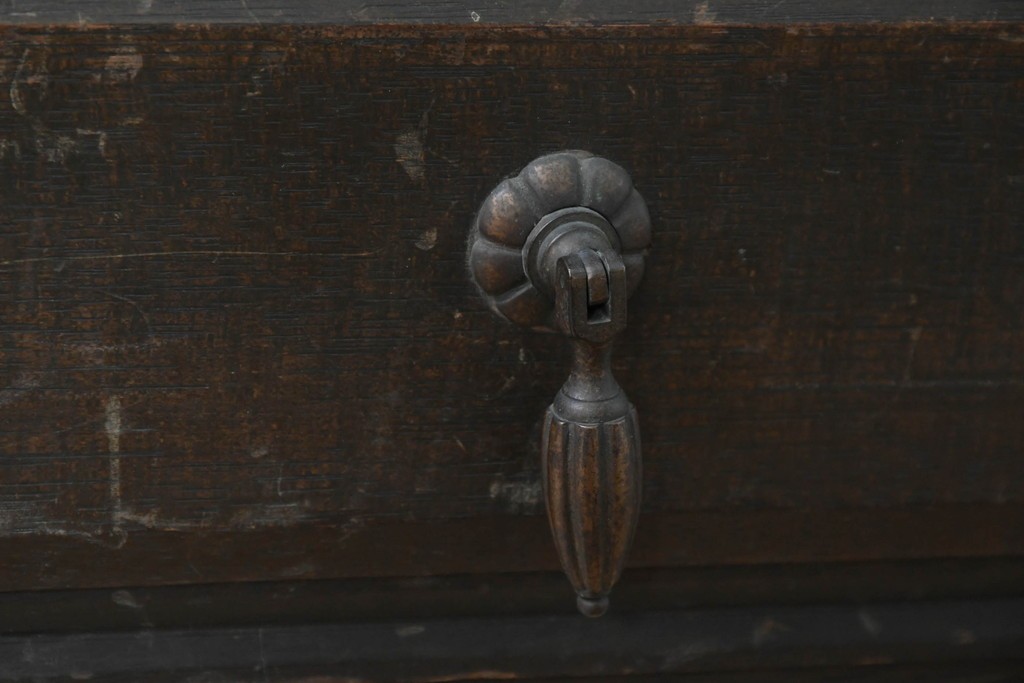 和製アンティーク　クラシカルな飾り板がアクセントの引き出し付き縦型シェルフ　(R-086700)