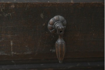 和製アンティーク　クラシカルな飾り板がアクセントの引き出し付き縦型シェルフ　(R-086700)