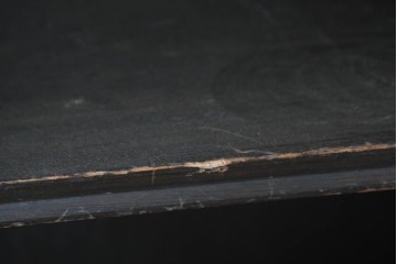 和製アンティーク　クラシカルな飾り板がアクセントの引き出し付き縦型シェルフ　(R-086700)