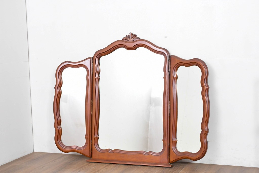 中古　アメリカ　彫刻入り　クラシカルな曲線デザインの三面鏡　(R-086702)