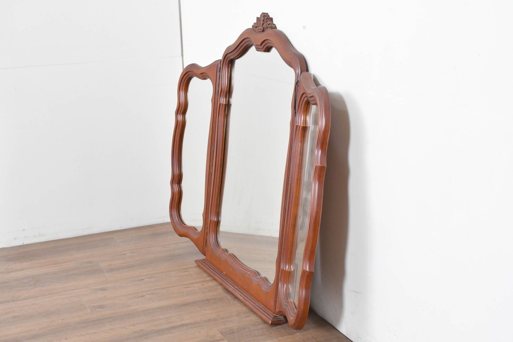中古　アメリカ　彫刻入り　クラシカルな曲線デザインの三面鏡　(R-086702)