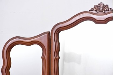 中古　アメリカ　彫刻入り　クラシカルな曲線デザインの三面鏡　(R-086702)