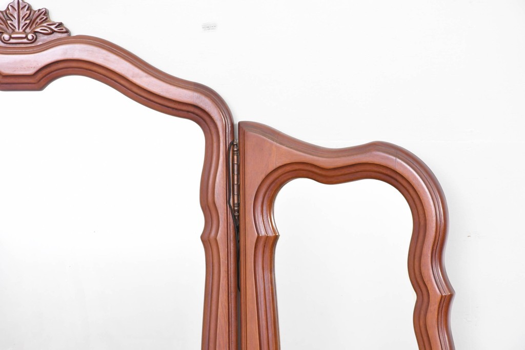 中古　アメリカ　彫刻入り　クラシカルな曲線デザインの三面鏡　(R-086702)