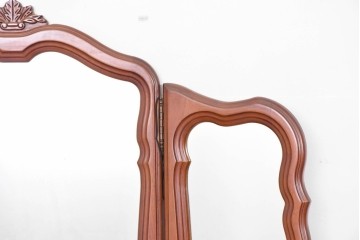 中古　アメリカ　彫刻入り　クラシカルな曲線デザインの三面鏡　(R-086702)