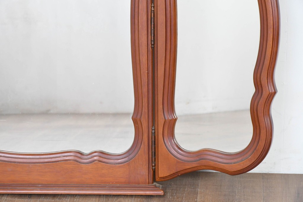 中古　アメリカ　彫刻入り　クラシカルな曲線デザインの三面鏡　(R-086702)