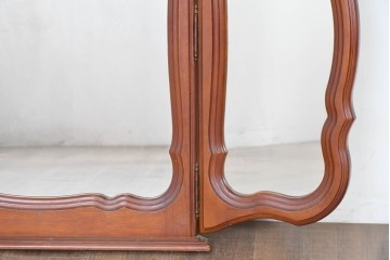 中古　アメリカ　彫刻入り　クラシカルな曲線デザインの三面鏡　(R-086702)