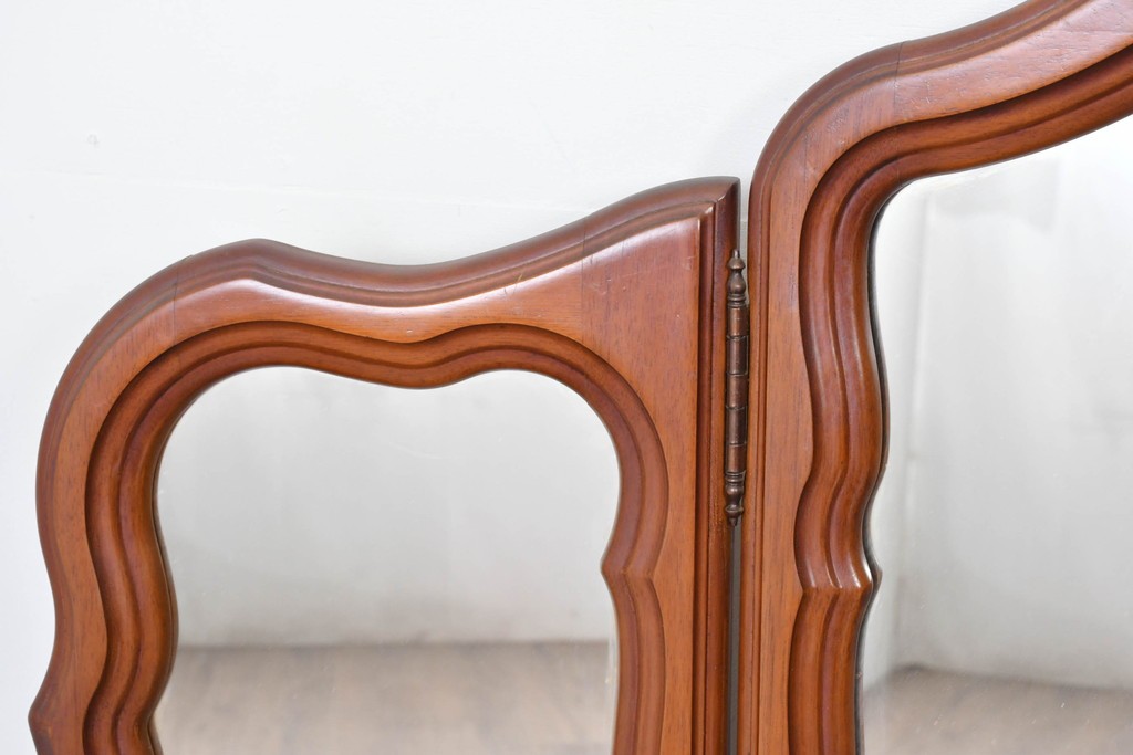 中古　アメリカ　彫刻入り　クラシカルな曲線デザインの三面鏡　(R-086702)