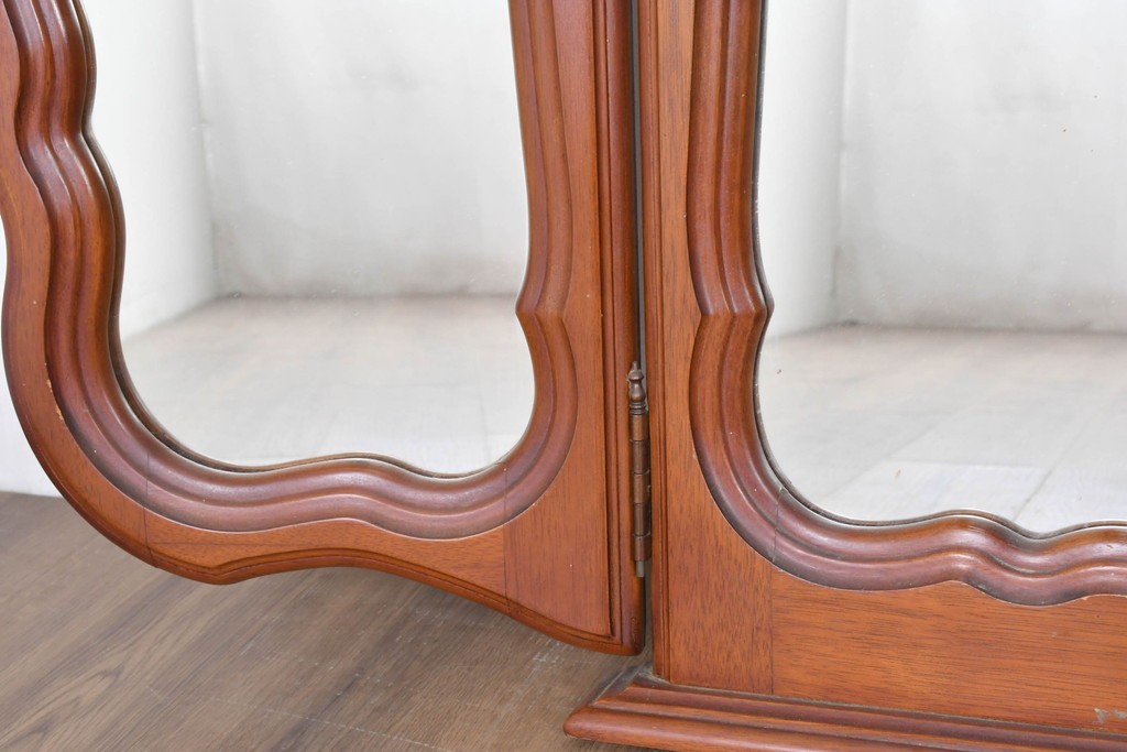 中古　アメリカ　彫刻入り　クラシカルな曲線デザインの三面鏡　(R-086702)