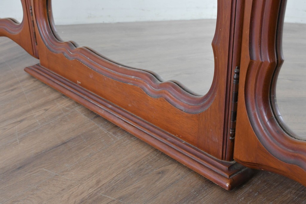 中古　アメリカ　彫刻入り　クラシカルな曲線デザインの三面鏡　(R-086702)