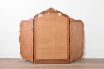 中古　アメリカ　彫刻入り　クラシカルな曲線デザインの三面鏡　(R-086702)