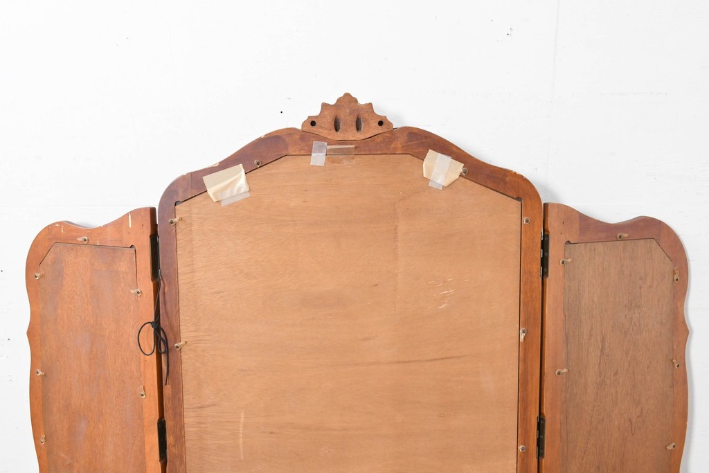 中古　アメリカ　彫刻入り　クラシカルな曲線デザインの三面鏡　(R-086702)