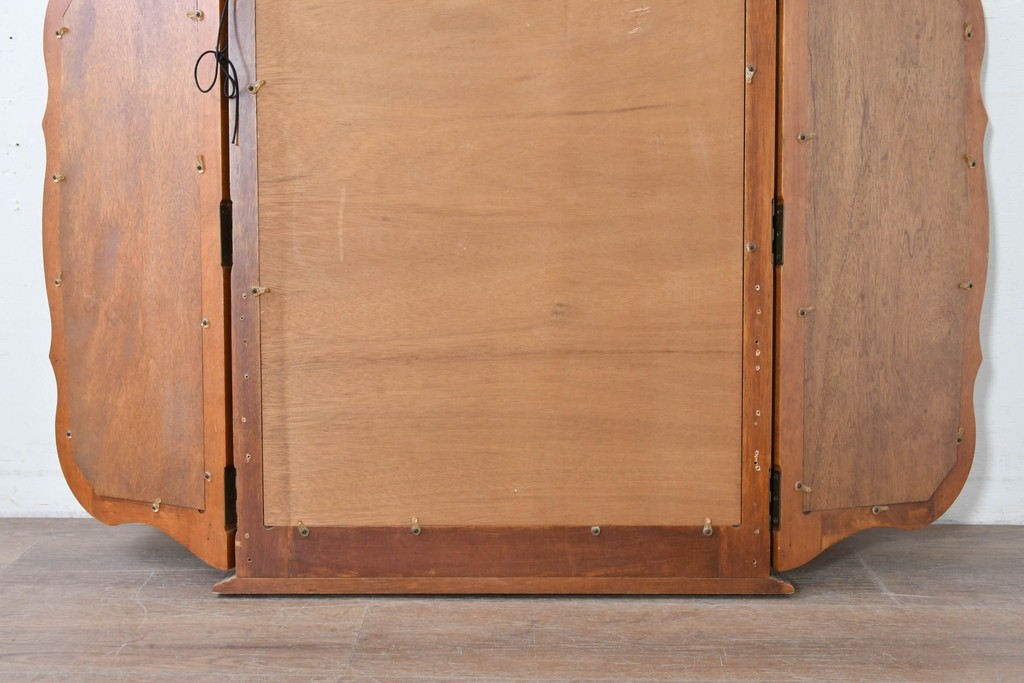 中古　アメリカ　彫刻入り　クラシカルな曲線デザインの三面鏡　(R-086702)