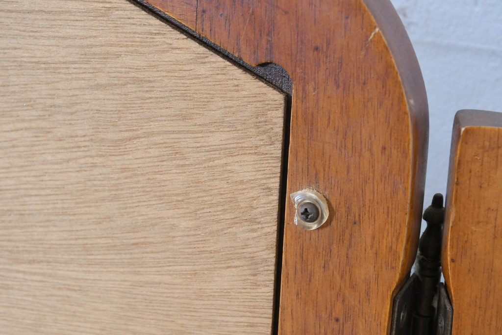 中古　アメリカ　彫刻入り　クラシカルな曲線デザインの三面鏡　(R-086702)