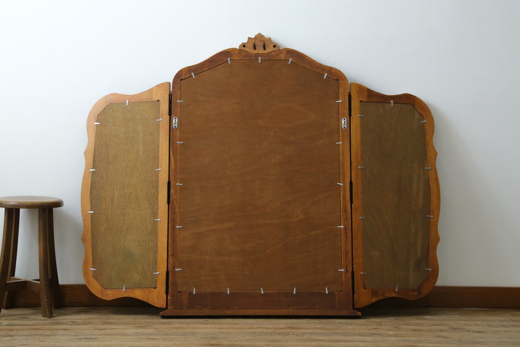 中古　アメリカ　彫刻入り　クラシカルな曲線デザインの三面鏡　(R-086702)