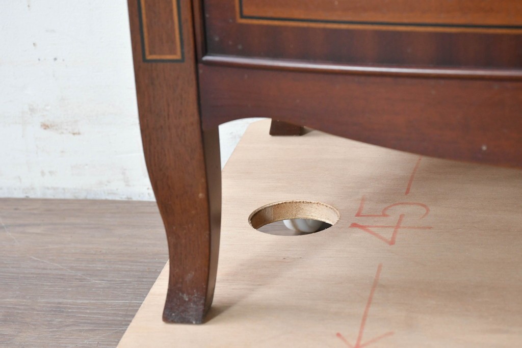 中古　美品　東海家具工業(Tokai Kagu)　ベネチア(Venezia)シリーズ　マホガニー材　ネオクラシカルな気品漂うオープンチェスト　(R-086703)