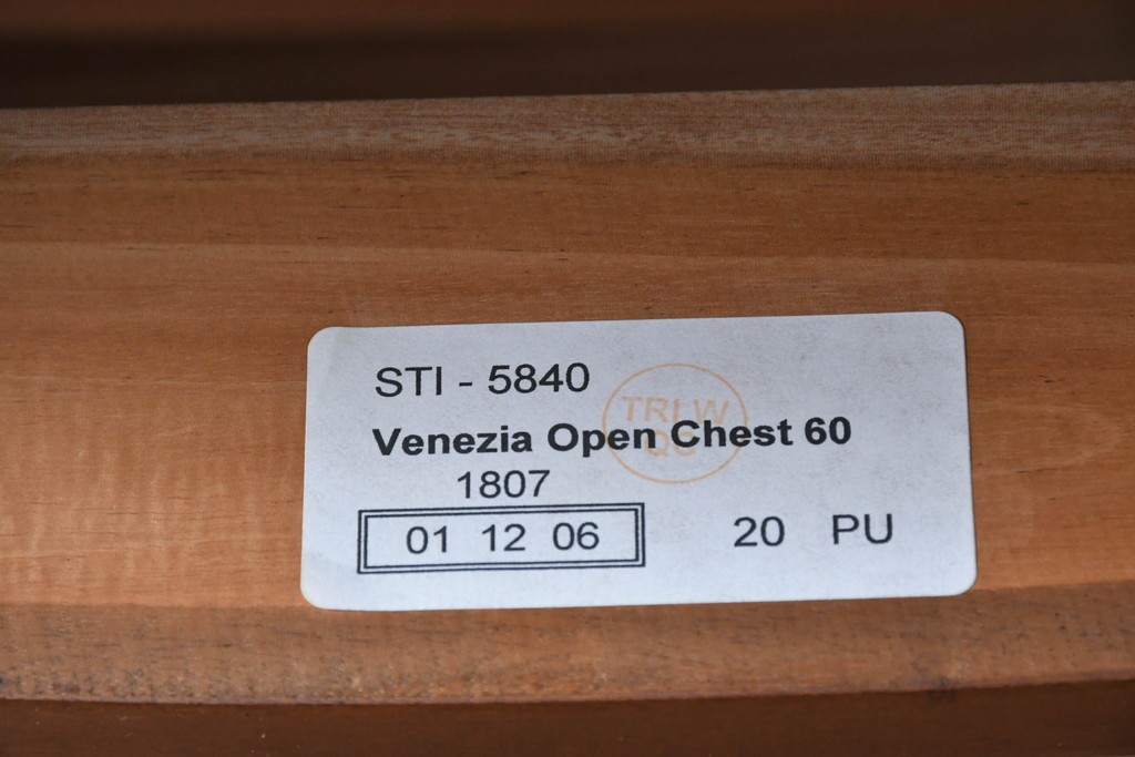 中古　美品　東海家具工業(Tokai Kagu)　ベネチア(Venezia)シリーズ　マホガニー材　ネオクラシカルな気品漂うオープンチェスト　(R-086703)