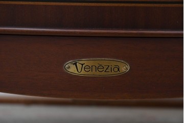 中古　美品　東海家具工業(Tokai Kagu)　ベネチア(Venezia)シリーズ　マホガニー材　ネオクラシカルな気品漂うオープンチェスト　(R-086703)