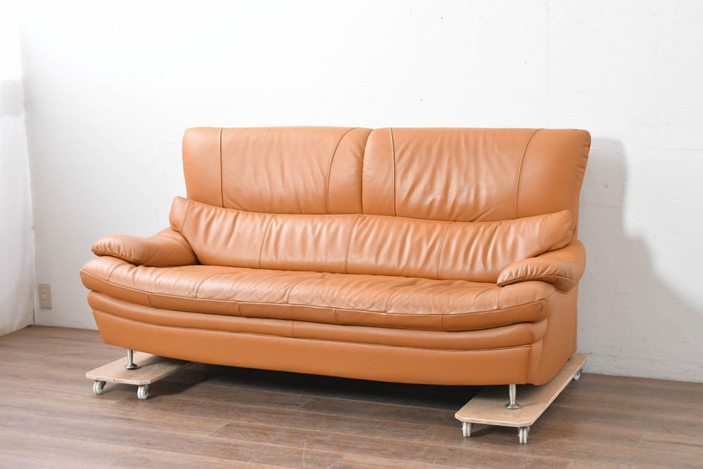 中古　カリモク家具(karimoku)　Chitano(チターノ)　スタイリッシュな金属脚の3人掛けレザーソファ　(R-086704)