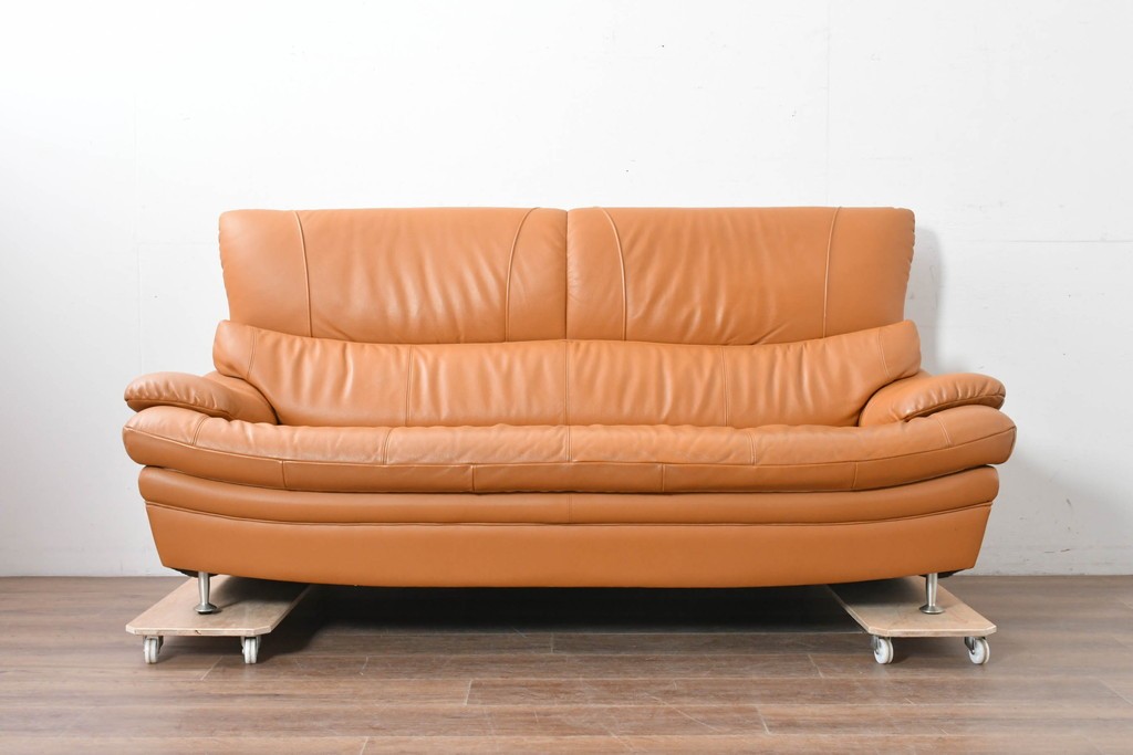 中古　カリモク家具(karimoku)　Chitano(チターノ)　スタイリッシュな金属脚の3人掛けレザーソファ　(R-086704)