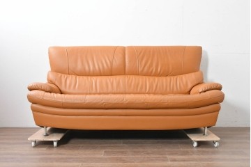 中古　カリモク家具(karimoku)　Chitano(チターノ)　スタイリッシュな金属脚の3人掛けレザーソファ　(R-086704)