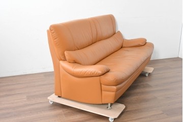 中古　カリモク家具(karimoku)　Chitano(チターノ)　スタイリッシュな金属脚の3人掛けレザーソファ　(R-086704)