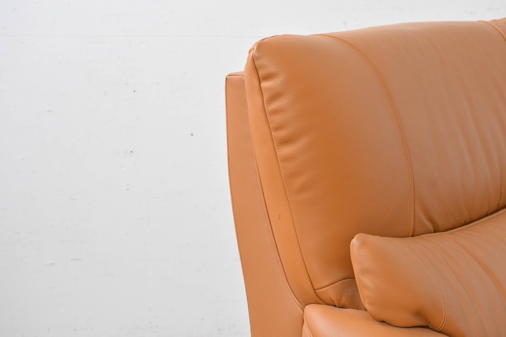 中古　カリモク家具(karimoku)　Chitano(チターノ)　スタイリッシュな金属脚の3人掛けレザーソファ　(R-086704)