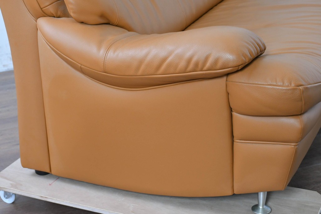 中古　カリモク家具(karimoku)　Chitano(チターノ)　スタイリッシュな金属脚の3人掛けレザーソファ　(R-086704)