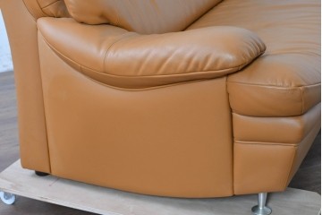 中古　カリモク家具(karimoku)　Chitano(チターノ)　スタイリッシュな金属脚の3人掛けレザーソファ　(R-086704)