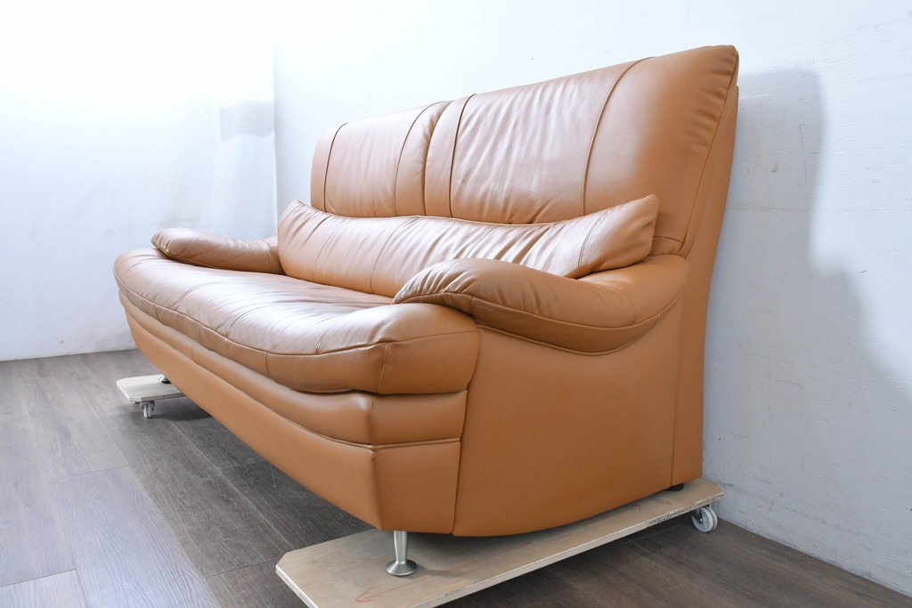 中古　カリモク家具(karimoku)　Chitano(チターノ)　スタイリッシュな金属脚の3人掛けレザーソファ　(R-086704)