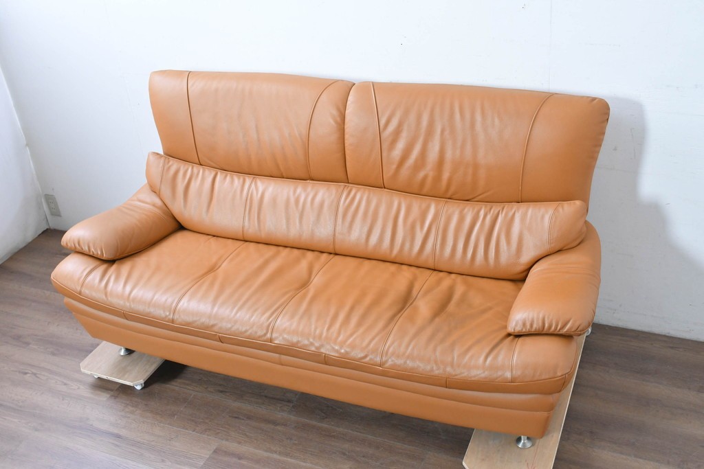 中古　カリモク家具(karimoku)　Chitano(チターノ)　スタイリッシュな金属脚の3人掛けレザーソファ　(R-086704)