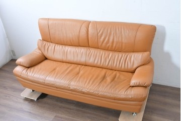 中古　カリモク家具(karimoku)　Chitano(チターノ)　スタイリッシュな金属脚の3人掛けレザーソファ　(R-086704)