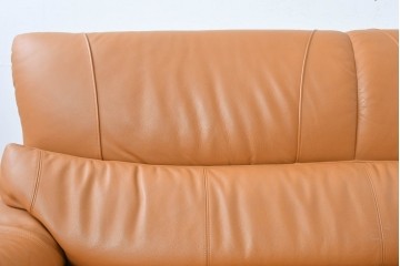 中古　カリモク家具(karimoku)　Chitano(チターノ)　スタイリッシュな金属脚の3人掛けレザーソファ　(R-086704)