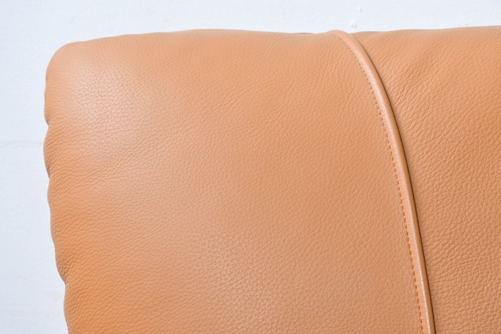 中古　カリモク家具(karimoku)　Chitano(チターノ)　スタイリッシュな金属脚の3人掛けレザーソファ　(R-086704)