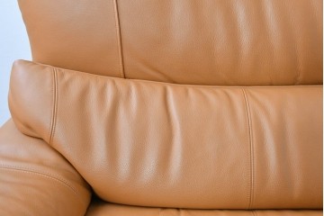 中古　カリモク家具(karimoku)　Chitano(チターノ)　スタイリッシュな金属脚の3人掛けレザーソファ　(R-086704)