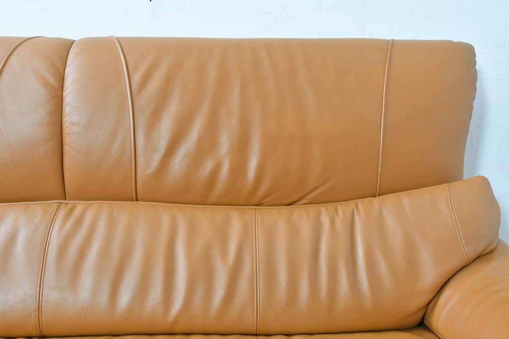 中古　カリモク家具(karimoku)　Chitano(チターノ)　スタイリッシュな金属脚の3人掛けレザーソファ　(R-086704)