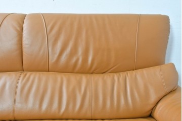 中古　カリモク家具(karimoku)　Chitano(チターノ)　スタイリッシュな金属脚の3人掛けレザーソファ　(R-086704)